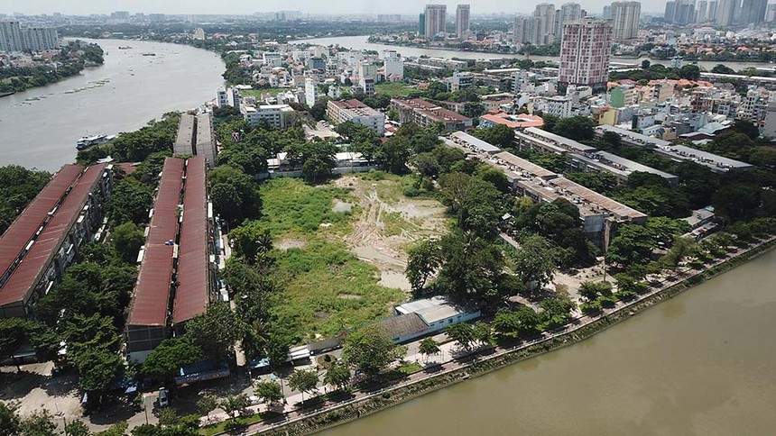 Khu đất trống là 2 cụm chung cư thuộc 8 chung cư lô số Thanh Đa đã tháo dỡ, khởi công từ tháng 4/2022 rồi “đứng hình” tới nay