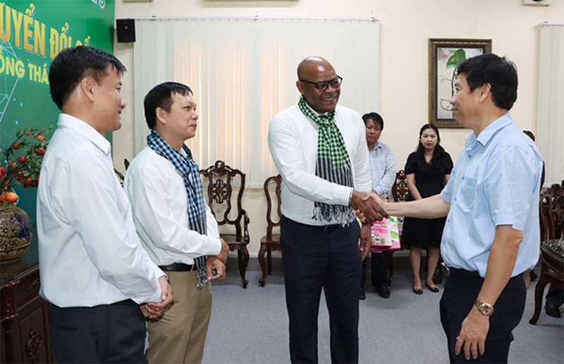 Chủ tịch UBND tỉnh Phạm Thiện Nghĩa (bìa phải) mong muốn cùng đồng hành, hợp tác phát triển nông nghiệp xanh bền vững với FAO tại Việt Nam. Ảnh: Cổng TTĐT Đồng Tháp