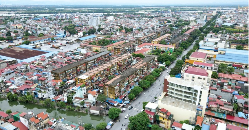 Toàn cảnh 10 dãy chung cư ở phường Vạn Mỹ trên đường Đà Nẵng. Ảnh: Lê Tân