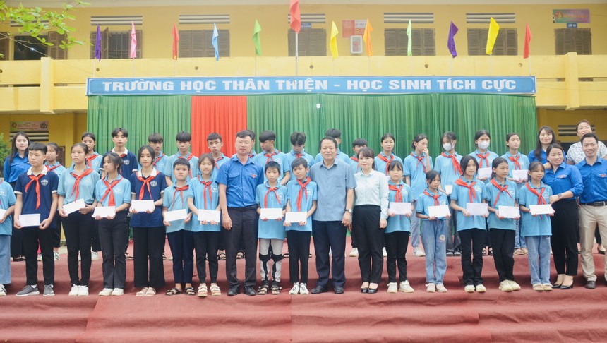 Đoàn Thanh niên Bộ Kế hoạch và Đầu tư trao 05 bộ máy tính cho trường THCS Tân Trào, xã Tân Trào, huyện Sơn Dương