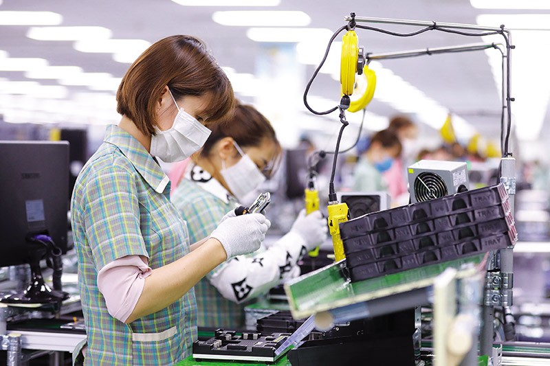 Sự tăng tốc của Samsung, LG, Foxconn… đóng vai trò quan trọng thúc đẩy kinh tế và các ngành sản xuất của Việt Nam phát triển. Trong ảnh: Công nhân làm việc tại Nhà máy Samsung Việt Nam. Ảnh: Đức Thanh