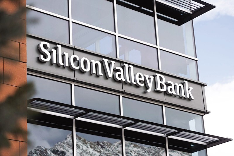 Silicon Valley Bank (Mỹ) sụp đổ do bị mất niềm tin đột ngột, dẫn đến tình trạng bị khách hàng rút tiền ồ ạt. Ảnh: deseret news