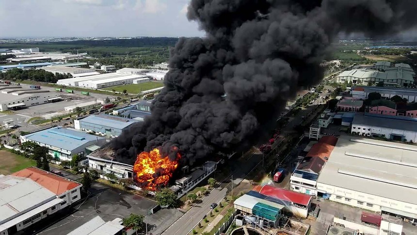 Một vụ cháy lớn trong một doanh nghiệp ở Đồng Nai