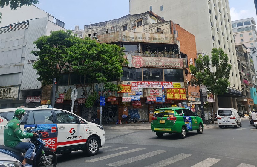 Căn nhà 2 mặt tiền nằm trên đường Trương Định và Lý Tự Trọng (quận 1) đã bỏ trống hơn một năm nay. Ảnh: Trọng Tín