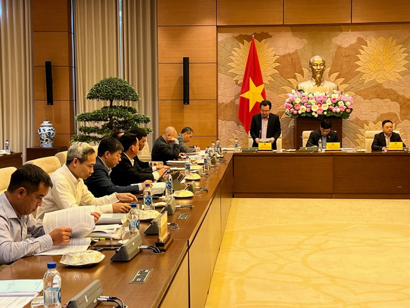 Bộ trưởng Bộ Xây dựng Nguyễn Thanh Nghị trình bày tờ trình.