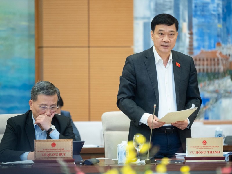 Chủ nhiệm Uỷ ban Kinh tế Vũ Hồng Thanh trình bày báo cáo thẩm tra dự án luật.
