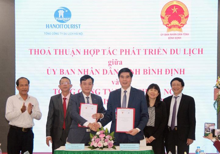 Ký kết hợp tác phát triển du lịch giữa UBND tỉnh Bình Định và Hanoitourist.