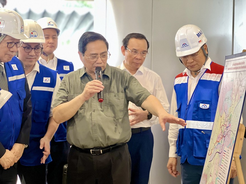 Đoàn công tác của Chính phủ do Thủ tướng dẫn đầu đã có buổi khảo sát, đi thử nghiệm đoàn tàu metro số 1 Bến Thành - Suối Tiên từ ga Rạch Chiếc đến ga Bến xe Suối Tiên vào chiều 15/4. Ảnh: Lê Toàn