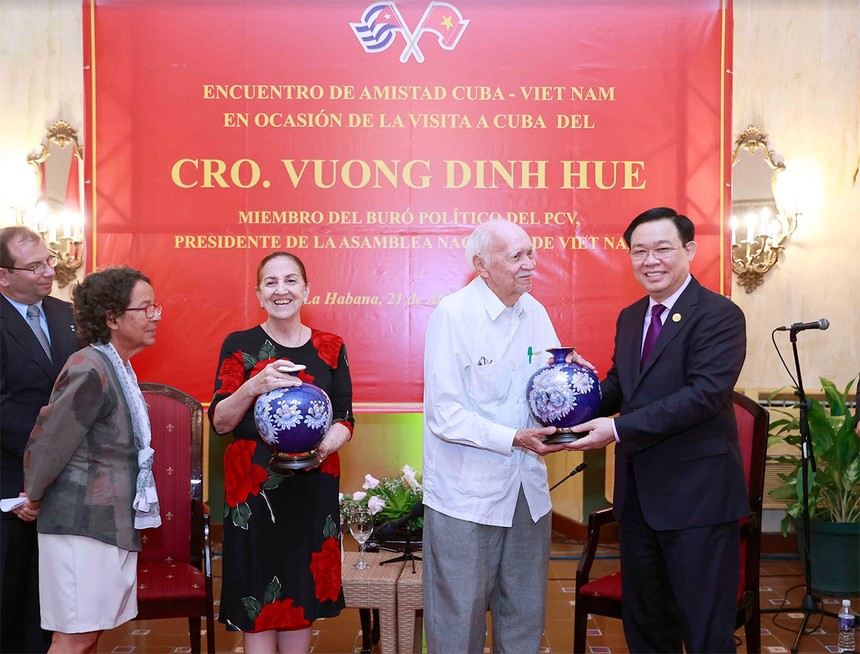 Chủ tịch Quốc hội Vương Đình Huệ tặng quà lưu niệm Hội hữu nghị Cuba - Việt Nam (Ảnh: Doãn Tấn).