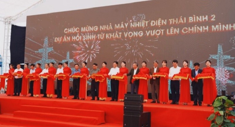 Thủ tướng Chính phủ Phạm Minh Chính, lãnh đạo các bộ, ngành và tỉnh Thái Bình cắt băng khánh thành Nhà máy Nhiệt điện Thái Bình 2. (Ảnh Bá Dương)