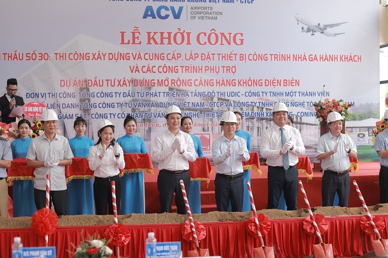 Ông Phạm Đức Toàn, Phó chủ tịch thường trực UBND tỉnh Điện Biên; ông Nguyễn Đức Hùng, Phó tổng giám đốc ACV và các đại biểu thực hiện nghi thức khởi công Gói thầu số 30.