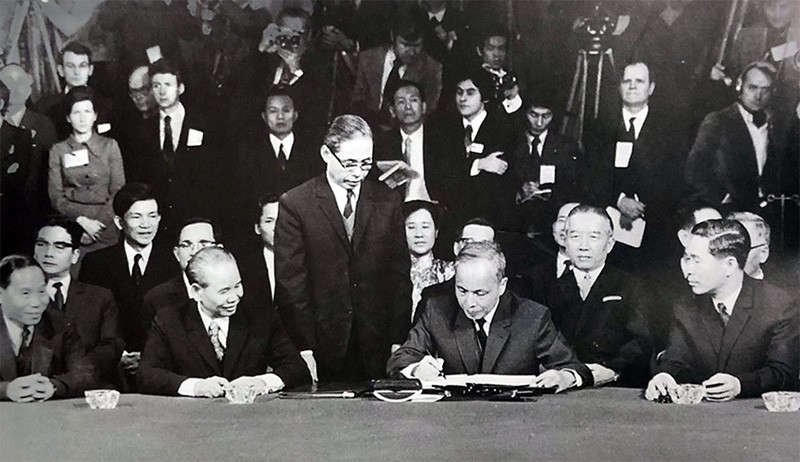 Năm 1973, tại Trung tâm Hội nghị quốc tế ở Thủ đô Paris (Pháp), Hiệp định Paris - hiệp định về chấm dứt chiến tranh, lập lại hòa bình ở Việt Nam - chính thức được ký kết. Ảnh: TTXVN