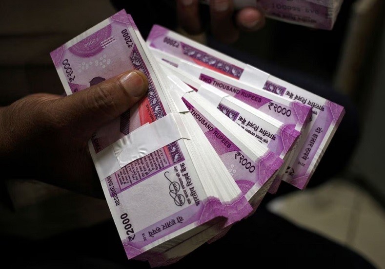 Đồng rupee Ấn Độ mệnh giá 2.000 INR. Ảnh: Reuters