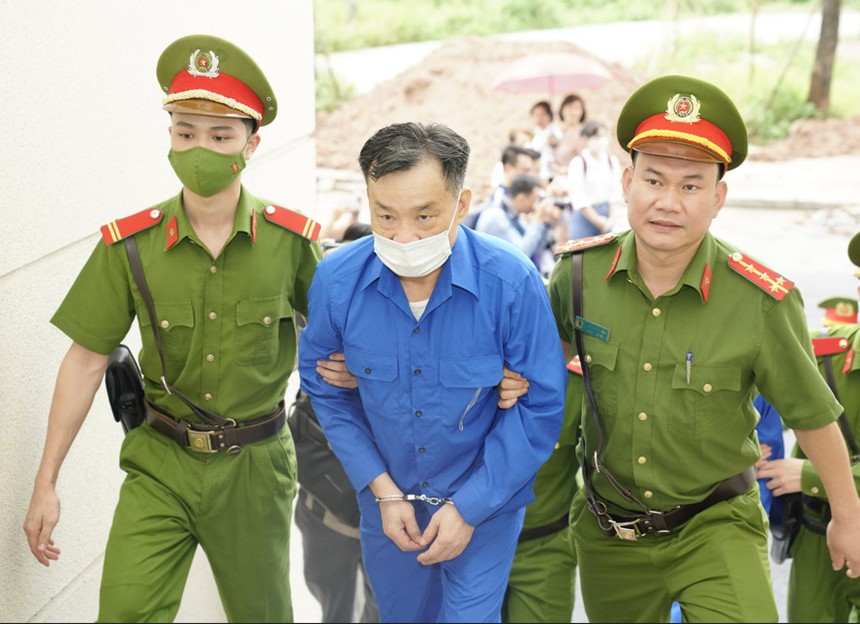 Cựu Chủ tịch UBND tỉnh Bình Thuận Nguyễn Ngọc Hai được đưa tới phiên xét xử.