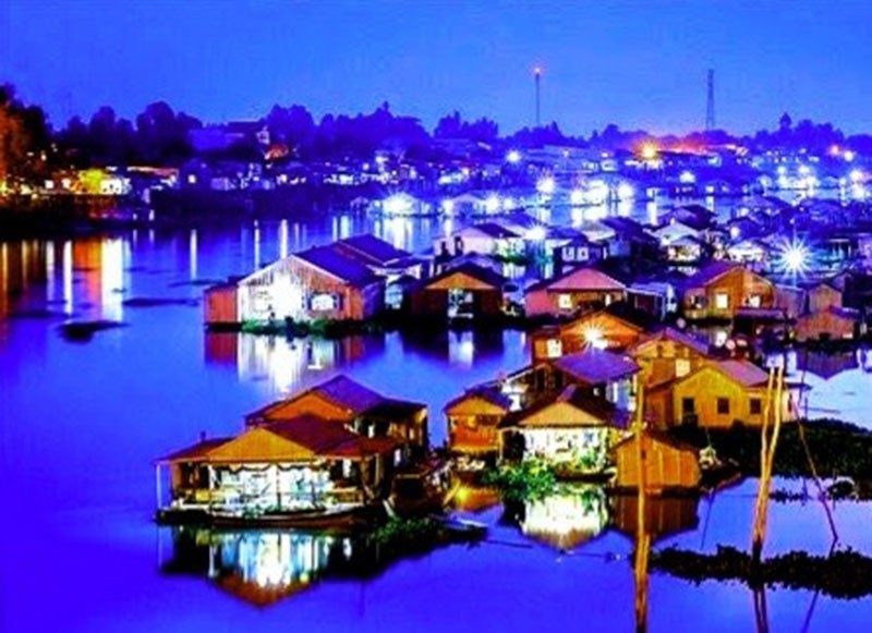 Khi về đêm, làng bè sông Châu Đốc sáng rực như một thành phố nổi lung linh trên sông