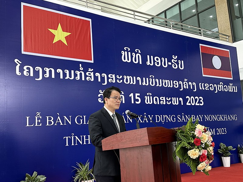 Thứ trưởng Bộ Kế hoạch và Đầu tư Trần Quốc Phương, Phó chủ tịch Ủy ban Hợp tác Việt - Lào phát biểu tại buổi lễ