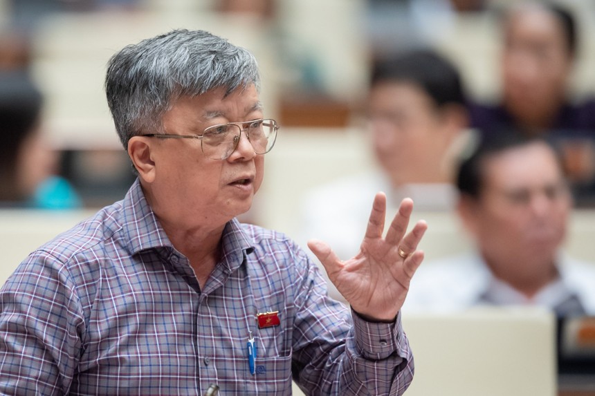 Đại biểu Trương Trọng Nghĩa, đoàn TP.HCM tranh luận tại phiên họp sáng 24/5