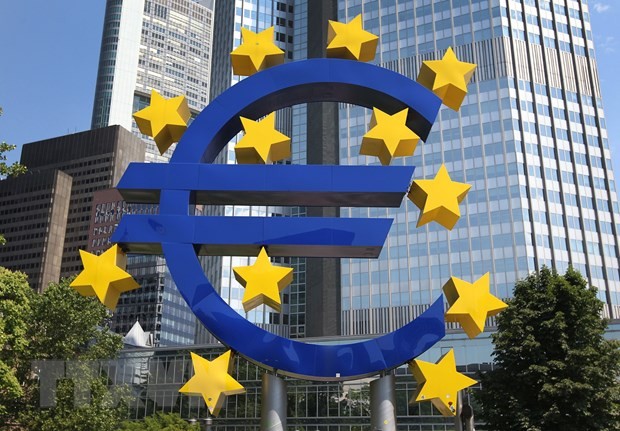 Biểu tượng đồng euro ở phía trước trụ sở Ngân hàng trung ương châu Âu (ECB) tại Frankfurt am Main, Đức. (Ảnh: AFP/TTXVN)