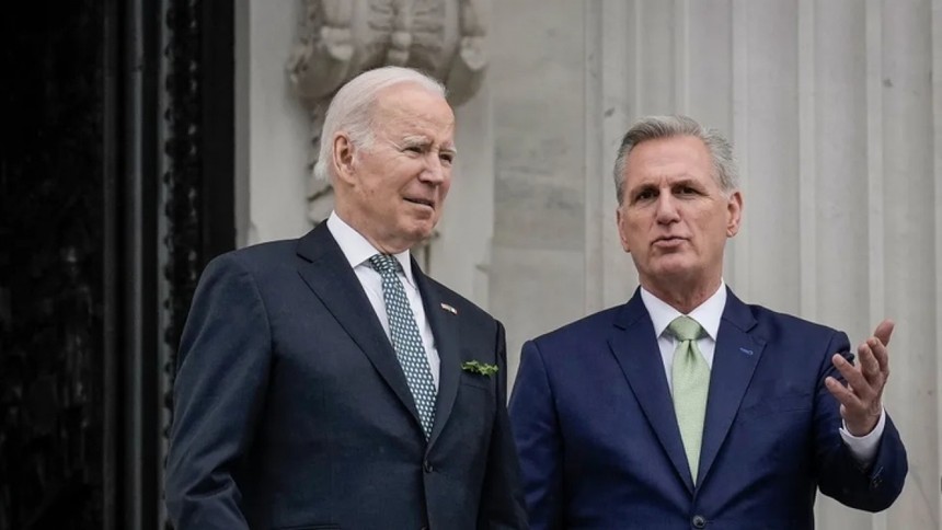 Tổng thống Joe Biden và Chủ tịch Hạ viện Kevin McCarthy (Ảnh: Reuters).