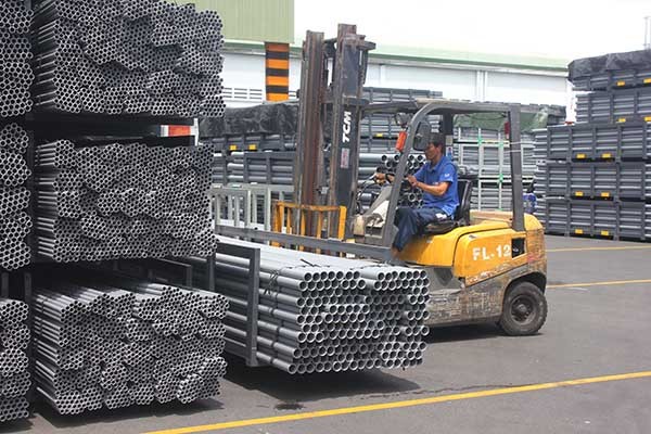 Sản xuất ống nhựa tại một doanh nghiệp ở khu công nghiệp Sóng Thần, Dĩ An, Bình Dương - Ảnh: Lê Quân