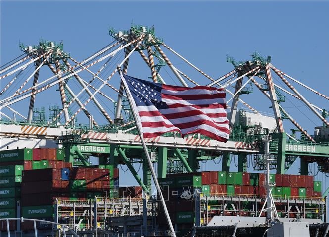 Vận chuyển hàng hóa tại Cảng Long Beach ở Los Angeles, bang California, Mỹ. Ảnh: AFP/TTXVN 