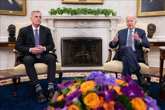 Chủ tịch Hạ viện Mỹ Kevin McCarthy (trái) trong cuộc đàm phán về trần nợ công với Tổng thống Mỹ Joe Biden tại Washington DC., ngày 22/5/2023. Ảnh: AFP/TTXVN