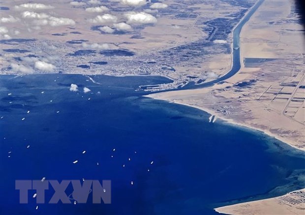 Tàu thuyền chuẩn bị di chuyển qua kênh đào Suez, Ai Cập. (Ảnh: AFP/TTXVN) 