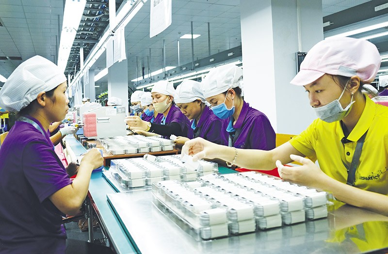 Nhà đầu tư nước ngoài tiếp tục quan tâm, tin vào môi trường đầu tư của Việt Nam. Trong ảnh: Nhà máy Luxshare sản xuất tai nghe, cáp sạc cho Apple. Ảnh: Đức Thanh