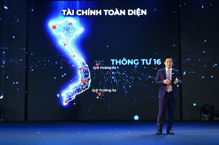 Ông Trần Công Quỳnh Lân, Phó tổng giám đốc VietinBank trình bày tại Sự kiện Ngày chuyển đổi ngành Ngân hàng năm 2023