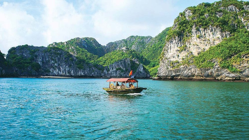 Cát Bà được chuyên trang du lịch của Microsoft xếp thứ hai trong danh sách 10 bãi biển ngoạn mục nhất châu Á.