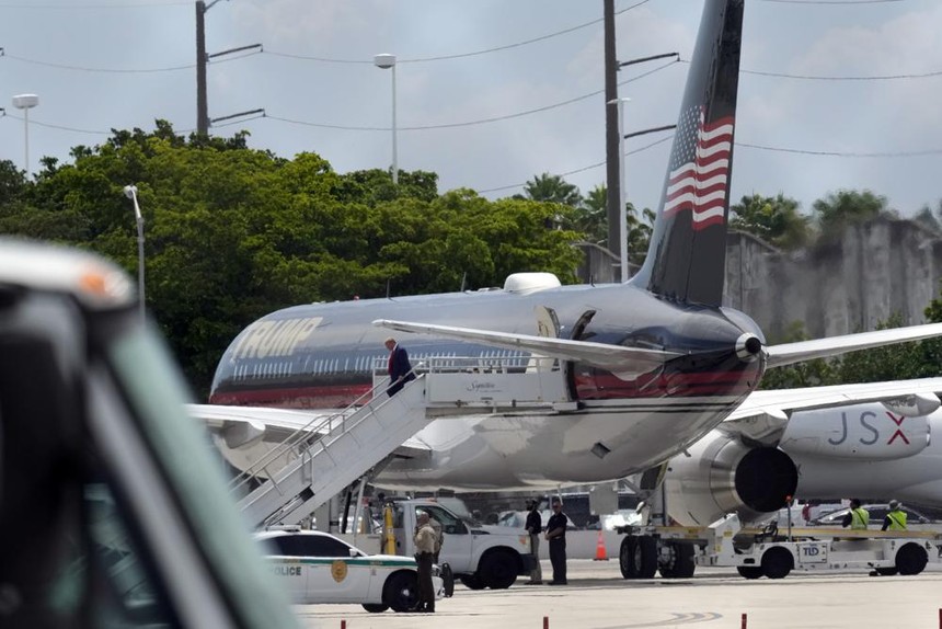 Máy bay riêng của cựu Tổng thống Trump hạ cánh xuống sân bay quốc tế Miami ngày 12/6. Ảnh: AP