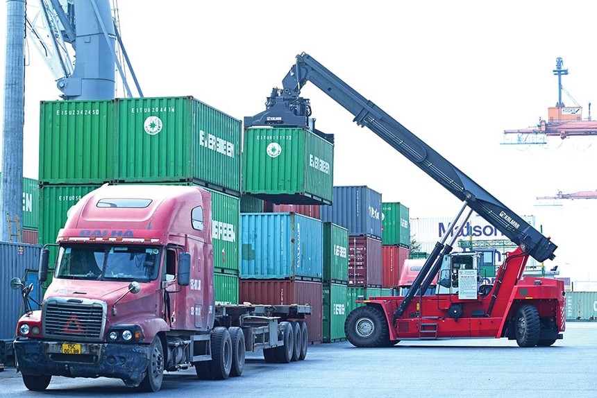 Vào mùa cao điểm, các hãng tàu, container thường đồng loạt tăng mạnh giá cước Ảnh: Dũng Minh 
