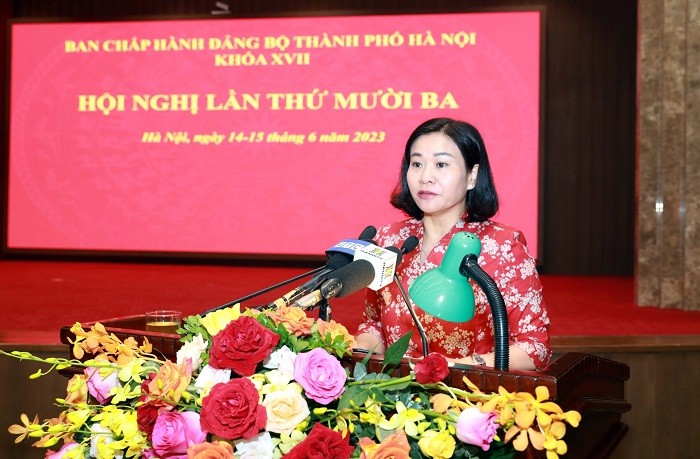 Phó bí thư thường trực Thành ủy Hà Nội Nguyễn Thị Tuyến trình bày báo cáo tại Hội nghị. 