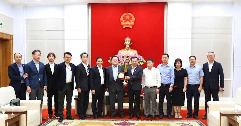 Ông Cao Tường Huy, Quyền Chủ tịch UBND tỉnh Quảng Ninh tặng quà lưu niệm cho ông Yasuo Hagimoto, Chủ tịch Công ty TNHH Tamagawa Seiki.