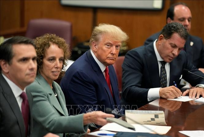 Cựu Tổng thống Mỹ Donald Trump (thứ 3, trái) tại phiên xét xử của tòa án hình sự Manhattan ở New York, Mỹ ngày 4/4. Ảnh: AFP/TTXVN 