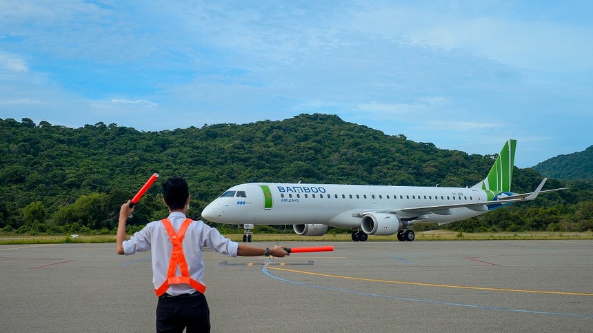 Một tàu bay của Bamboo Airways hạ cánh đón khách tại sân bay Côn Đảo.