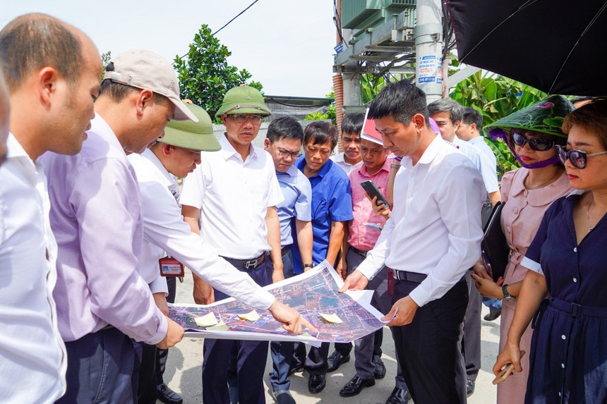 Ông Lê Anh Quân, Phó chủ tịch Thường trực UBND TP. Hải Phòng đi kiểm tra công tác GPMB thực hiện Dự án đầu tư xây dựng KCN An Dương.