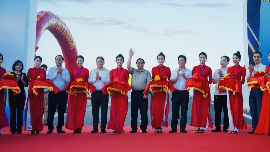 Thủ tướng Phạm Minh Chính và các đại biểu thực hiện nghi thức cắt băng khánh thành 2 Dự án.