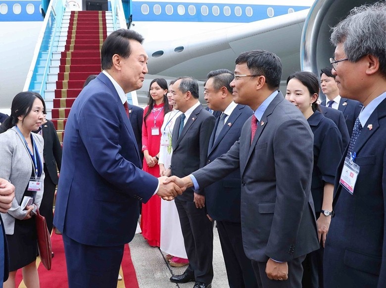 Chuyên cơ chở Tổng thống Hàn Quốc Yoon Suk Yeol và Phu nhân Kim Keon Hee cùng Đoàn đại biểu Hàn Quốc đã hạ cánh xuống Sân bay Nội Bài (Hà Nội), bắt đầu chuyến thăm cấp Nhà nước tới Việt Nam
