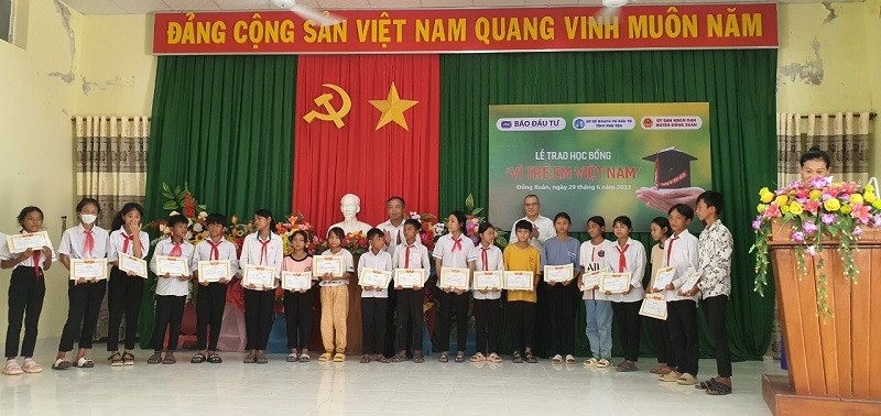 Bí thư Tỉnh ủy Phú Yên Phạm Đại Dương và Tổng biên tập Báo Đầu tư Lê Trọng Minh trao học bổng cho các em học sinh.