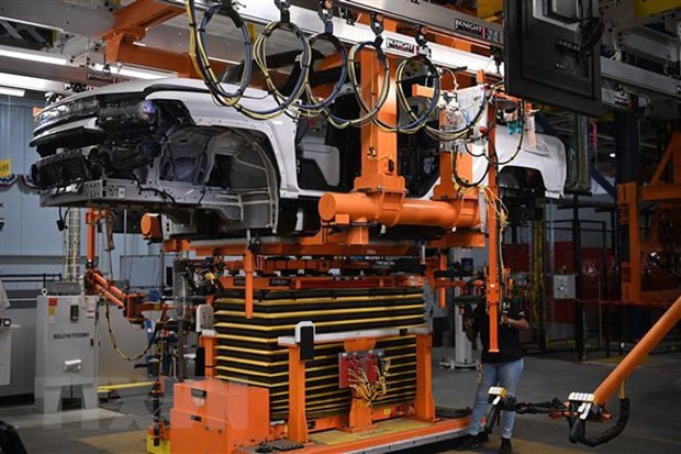 Dây chuyền sản xuất xe ôtô điện tại nhà máy của hãng General Motors ở Detroit, Michigan, Mỹ. (Ảnh: AFP/TTXVN)