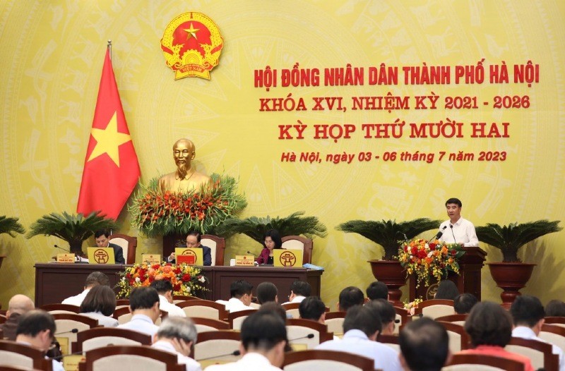 Giám đốc Sở Tài chính Nguyễn Xuân Lưu trình bày tờ trình tại kỳ họp.