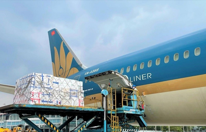 Vietnam Airlines vận chuyển một lô vải xuất khẩu sang châu Âu.