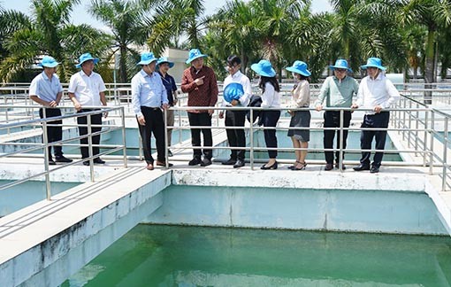 Đoàn công tác Ngân hàng Thế giới tham quan Nhà máy nước Tân Hiệp 2 công suất 30.000 m3/ngày, đêm do Ngân hàng Thế giới tài trợ vốn xây dựng, bảo đảm cung cấp nước sạch cho Khu Liên hợp công nghiệp - dịch vụ - đô thị Bình Dương.