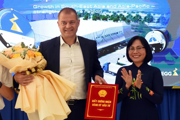 Bà Nguyễn Thị Hoàng, Phó chủ tịch UBND tỉnh Đồng Nai trao giấy phép đầu tư cho đại diện Công ty Ziehl-Abegg Việt Nam