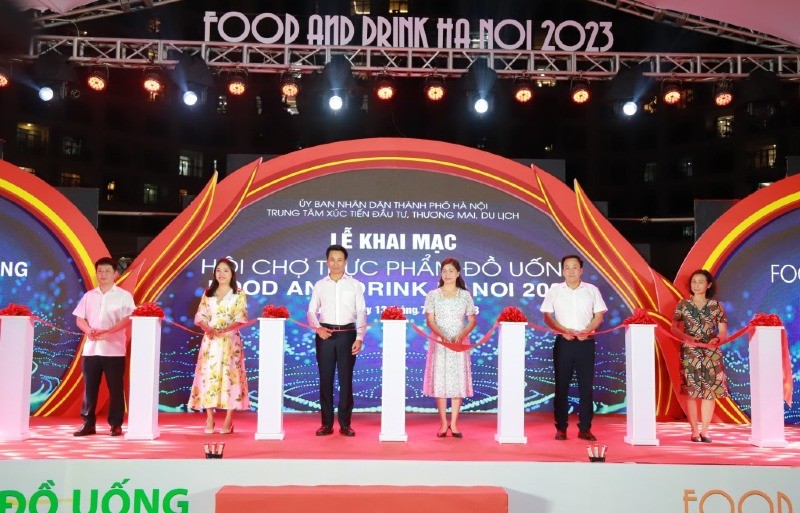 Các đại biểu cắt băng khai mạc hội chợ “Thực phẩm đồ uống - Food and Drink Hà Nội 2023”. Ảnh: Hoài Nam
