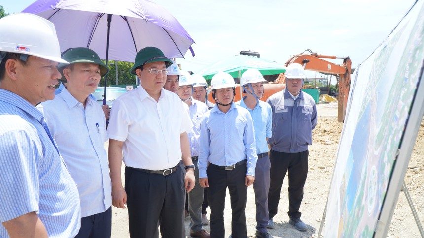 Thứ trưởng Bộ Kế hoạch và Đầu tư Trần Duy Đông (thứ ba từ phải sang) kiểm tra dự án cầu vượt sông Hương và đường Nguyễn Hoàng.