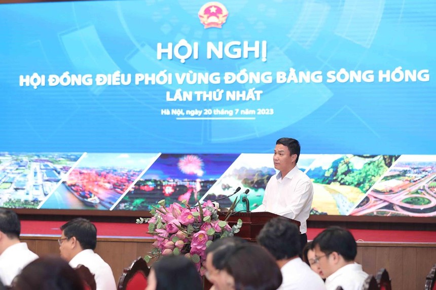 Ông Triệu Thế Hùng, Chủ tịch UBND tỉnh Hải Dương trình bày tham luận tại Hội nghị. Ảnh: Như Trung