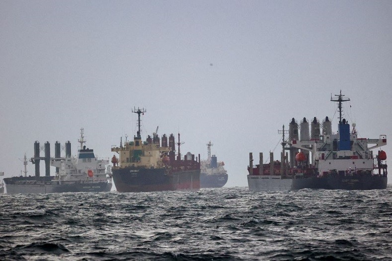 Các tàu hàng đang neo đậu ở eo biển Bosphorus (Thổ Nhĩ Kỳ) vào ngày 11/12/2022 để chờ kiểm tra theo Sáng kiến ngũ cốc Biển Đen. Ảnh: Reuters