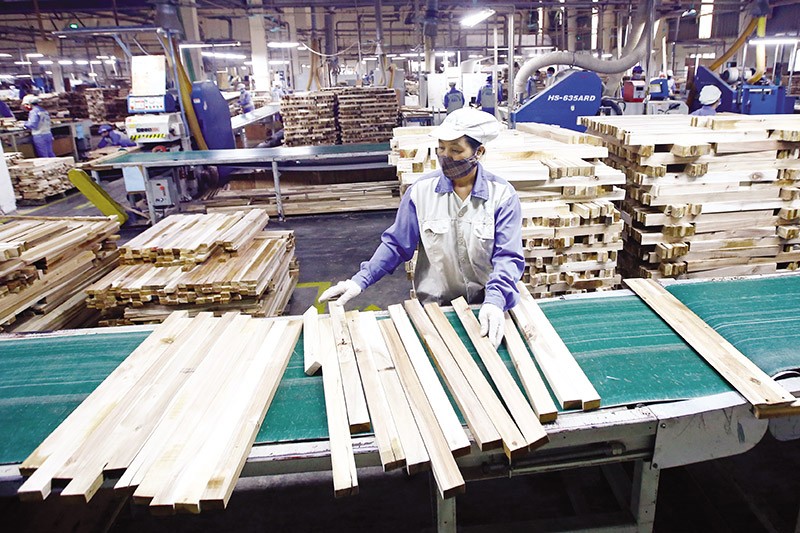 Trong tháng 7/2023, các doanh nghiệp ngành chế biến gỗ và nội thất bắt đầu đón đơn hàng xuất khẩu trở lại. Ảnh: Đ.T